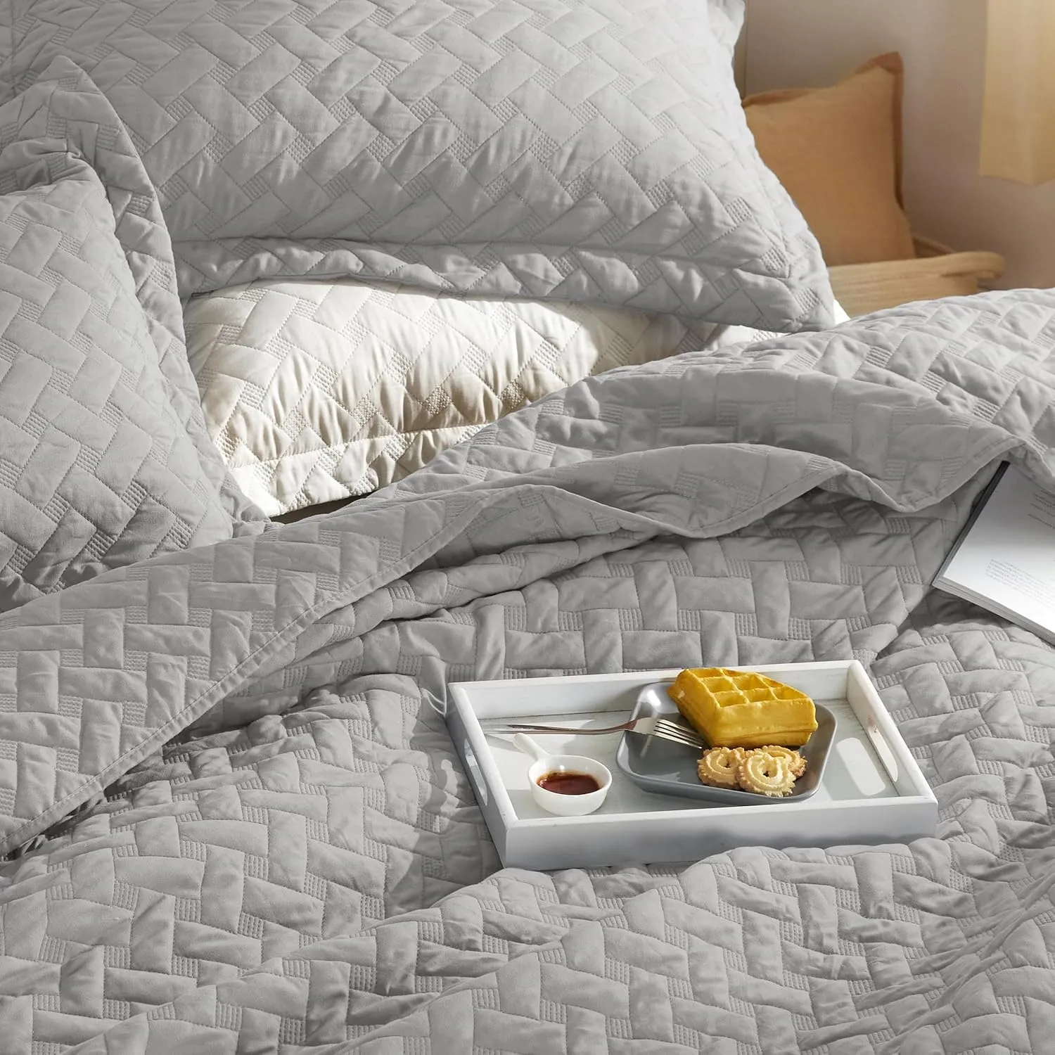Bedsure Quilts Queen Size - Lightweight Bedspreads Queen Size with Basket Weave Pattern, Soft Quilt Bedding, Light Grey Comforter Coverlet for All Seasons (90" x 96")
