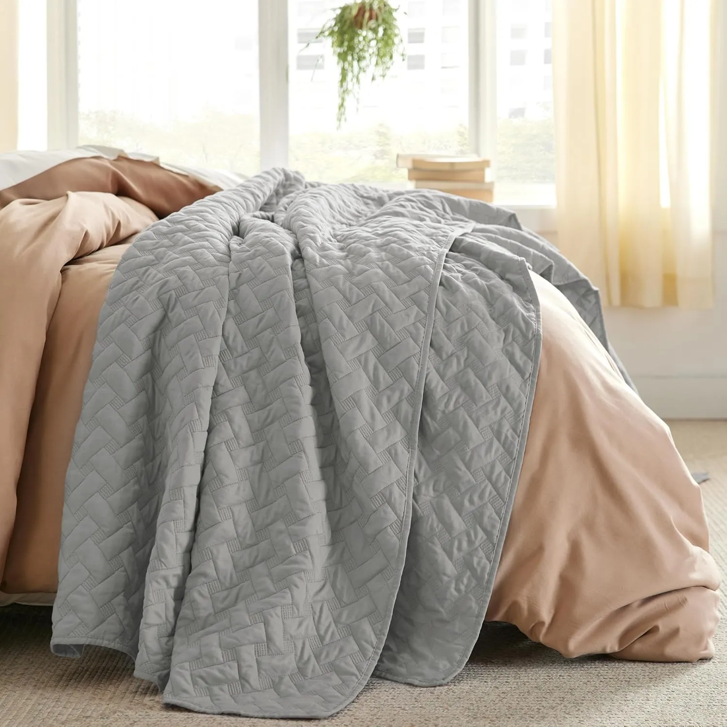Bedsure Quilts Queen Size - Lightweight Bedspreads Queen Size with Basket Weave Pattern, Soft Quilt Bedding, Light Grey Comforter Coverlet for All Seasons (90" x 96")