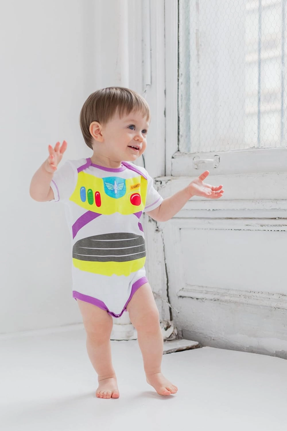 Disney Mickey Mouse Lion King Winnie the Pooh Pixar Toy Story Finding Nemo Baby 5 Pack Bodysuits Newborn to Infant