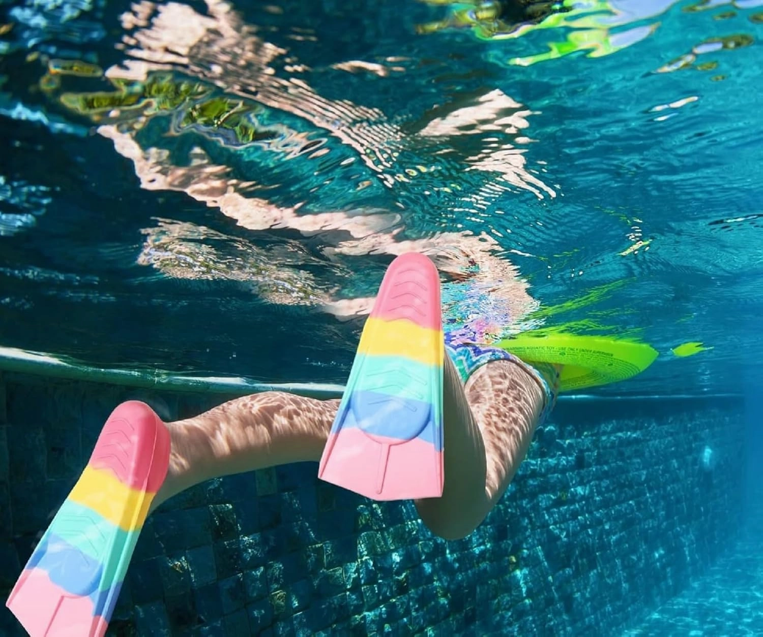 Kids Swim Fins, Short Blade Non-Slip Heel Pool Training Flippers for Youth Lightweight Design