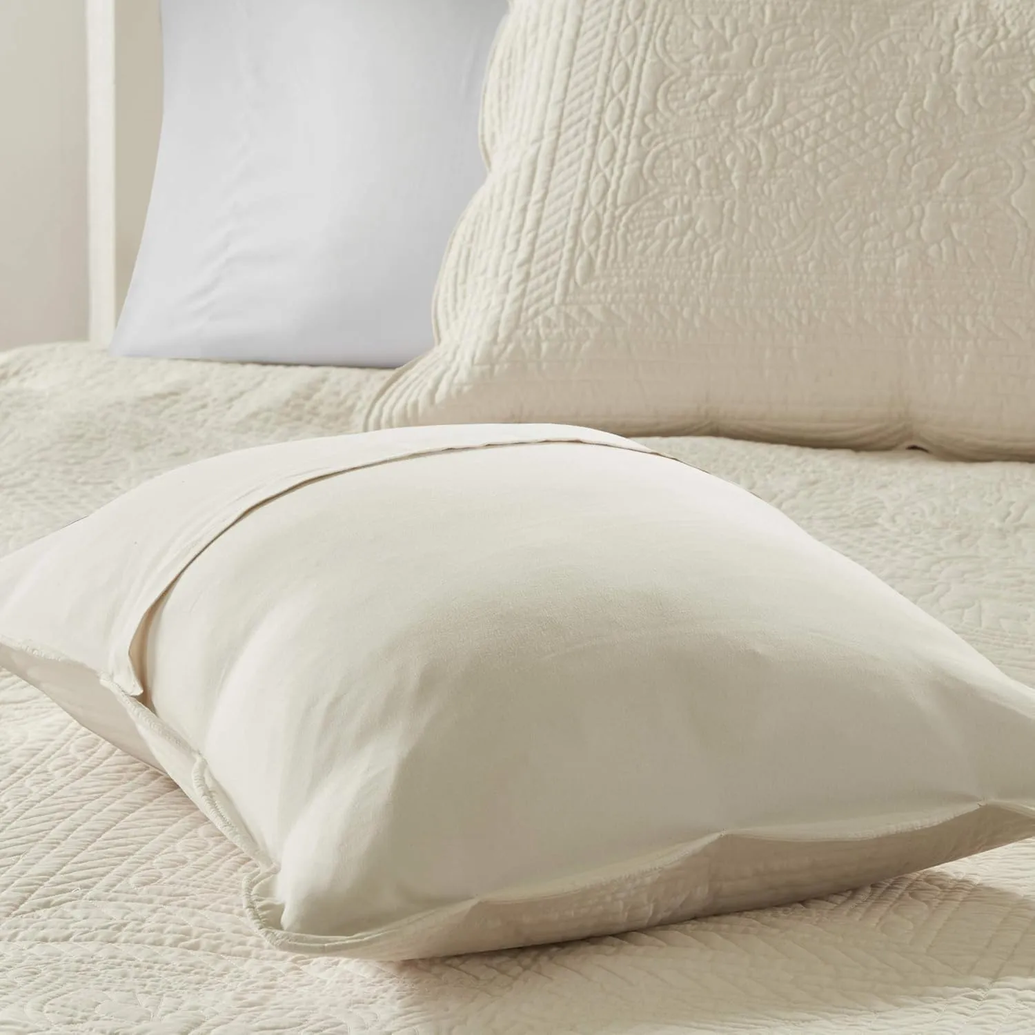 Madison Park Tuscany Quilt Set-Casual Damask Stitching Design Lightweight Coverlet Bedspread Bedding, Shams, King/Cal King(108"x96"), Medallion Cream 3 Piece