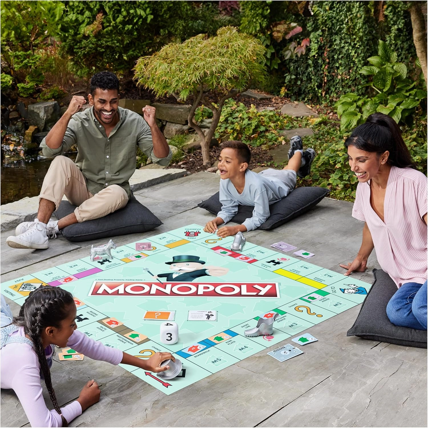 Spin Master Games, Monopoly Giant Edition, Indoor & Outdoor Games, Classic Board Games, 2-4 Players, for Ages 6 & Up