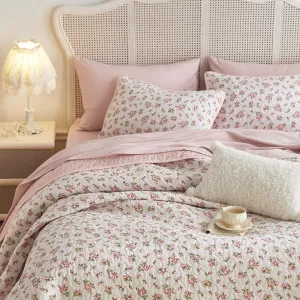 Wake In Cloud - Floral Quilt Set, Coquette Cottagecore Shabby Chic Flower Pattern for Women Teen Girls, Reversible Lightweight Bedspread Coverlet, 3 Pieces, Pink, King Size